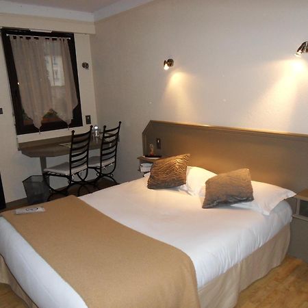 Hotel La Tour Des Anglais Mayenne Exterior foto