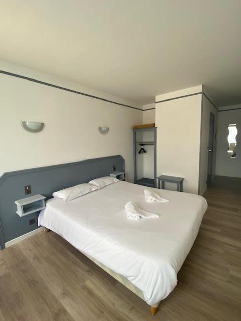 Hotel La Tour Des Anglais Mayenne Exterior foto