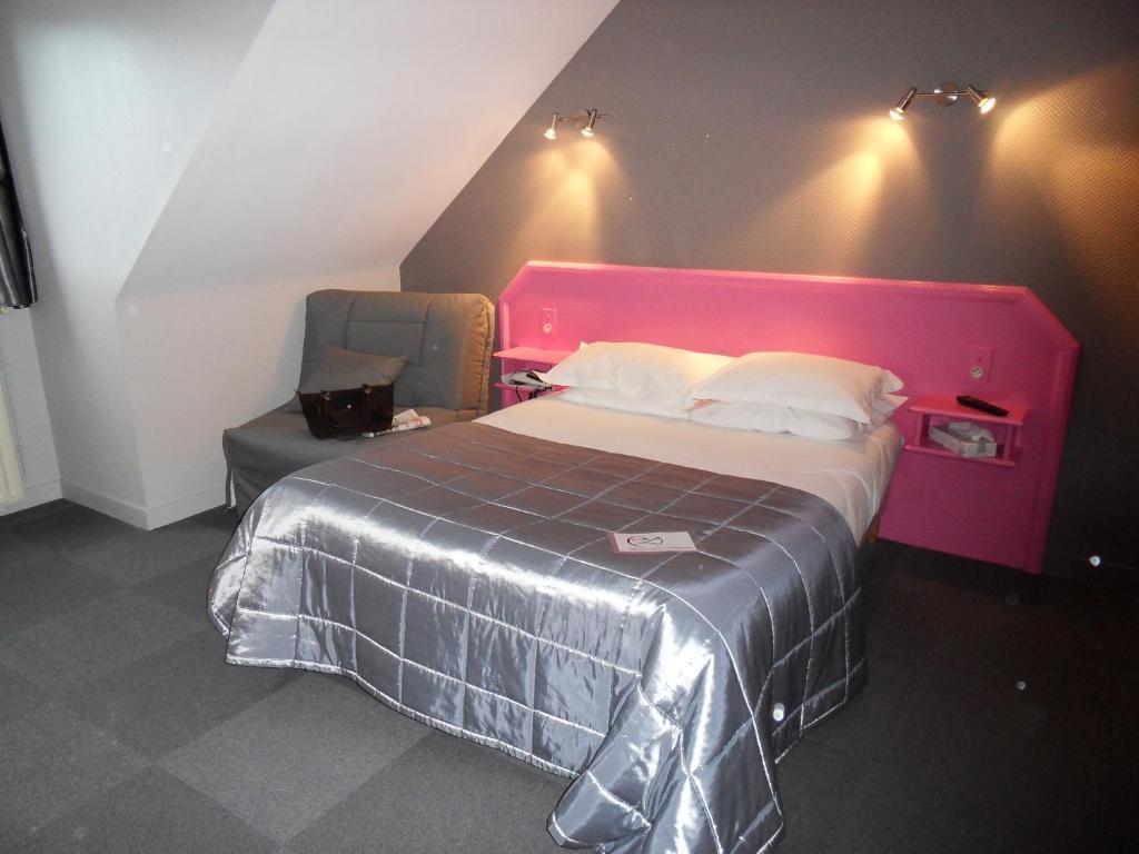 Hotel La Tour Des Anglais Mayenne Zimmer foto